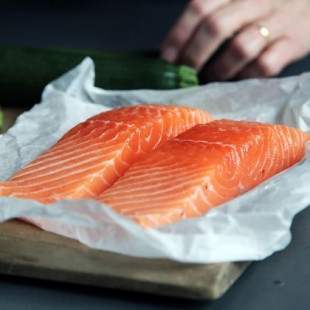 El salmón genéticamente modificado llega al mercado canadiense