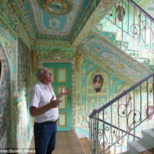 Pensionista decora en 16 años las escaleras de su bloque de pisos en Ucrania al estilo del Palacio de Versalles [ENG]