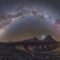 La Vía Láctea sobre unos volcanes chilenos [eng]