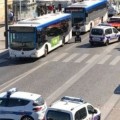 Al menos un muerto y varios heridos tras embestir un coche a dos paradas de autobús en Marsella