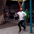 Hazlo tú mismo: Un chino inventa su propia técnica quiropáctica para aliviar su dolor de espalda