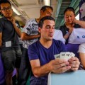 5 modalidades para viajar por China dando tumbos en sus trenes verdes