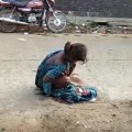Tiene 17 años, dio a luz en plena calle de India y nadie la ayudó