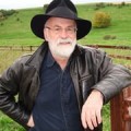 Las novelas inacabadas de Terry Pratchett destruidas por una apisonadora (ENG)