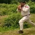 Un policía indio corre 1km con una bomba de 10 kilos al hombro para proteger a 400 escolares [ENG]