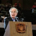 Chomsky: La guerra contra las drogas es una ficción narrada para controlar a la sociedad