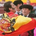Padilla la lía: luce una bandera franquista en su faena en Villacarrillo