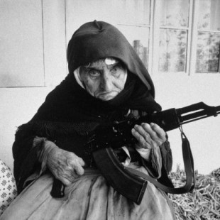 1990, una anciana armenia de 106 años defiende su casa con un AK-47