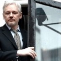 Presidente de Ecuador cree que Assange estaría sobrepasando su condición de asilado