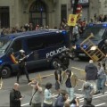 La Policía dispara pelotas de goma a los votantes en Barcelona  [EN]