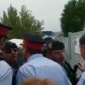Varios vídeos muestran a agentes de los Mossos y de la Guardia Civil encarándose