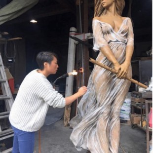 Las frágiles esculturas en bronce de Luo  Li Rong celebran la belleza femenina