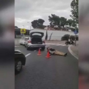 Huelga general en Cataluña: Un hombre se tira en mitad de una carretera de acceso a Barcelona y para el tráfico