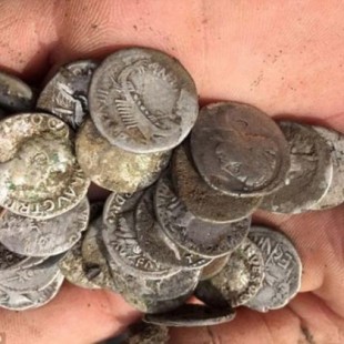 Aficionado con detector de metales descubre en Inglaterra tesoro romano valorado en más de 200.000 €