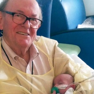 Un abuelo que pasa la noche sosteniendo bebes prematuros para que no estén solos