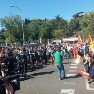 La policía interviene entre los manifestantes por la unidad de España y los que piden diálogo