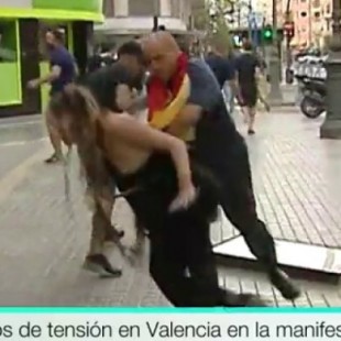Agreden brutalmente a dos personas durante la manifestación del 9 de octubre en Valencia