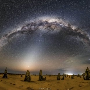 Vía Láctea y Luz Zodiacal sobre los Pináculos Australianos