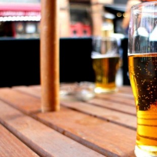 Cuatro grandes mentiras sobre las bondades de la cerveza para la salud