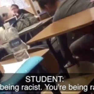 Graban a una maestra de secundaria norteamericana tratando de presionar a sus alumnos para no hablar español