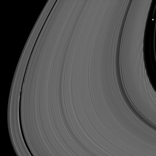 Para mantener el anillo A de Saturno contenido, sus lunas se mantienen unidas (ENG)