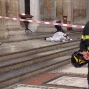 Un turista español muere tras caerle encima un capitel de la basílica de la Santa Cruz en Florencia [ITA]