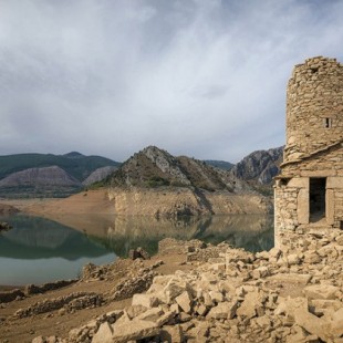 Puentes inutilizados y viejos pueblos que brotan del agua: la España de la sequía en 16 fotografías