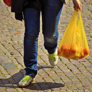 Las bolsas del super son el menor de los problemas: así estamos perdiendo la guerra contra el plástico
