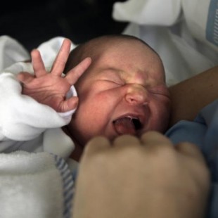 ¿Cómo responden las madres al llanto de los bebés?