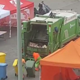 Graban a un camión de la basura mezclando distintos tipos de residuos en Abandoibarra (Bilbao)