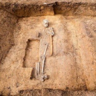 Encuentran una necrópolis merovingia en Alemania con restos humanos y equinos, y un extraño anclaje metálico