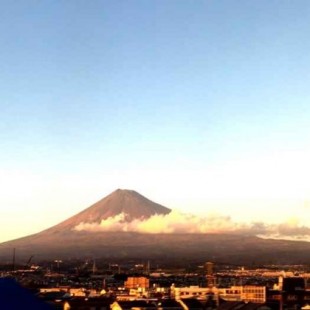 Desaparece la nieve de la cumbre del Monte Fuji en Japón