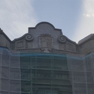 Retirado el águila franquista del edificio de Hacienda en Bilbao