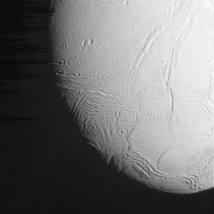 Por qué Encélado, luna de Saturno, tiene un océano de agua líquida