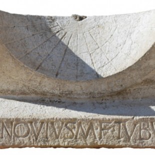 Arqueólogos descubren un raro reloj de sol de 2.000 años de antigüedad durante la excavación de un teatro romano (ENG)