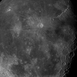 Esta increíble foto de 100 megapíxeles de la Luna te dejará sumergirte en sus cráteres como nunca antes