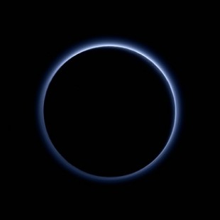La neblina de hidrocarburos de Plutón mantiene al planeta enano más frío de lo esperado (ENG)