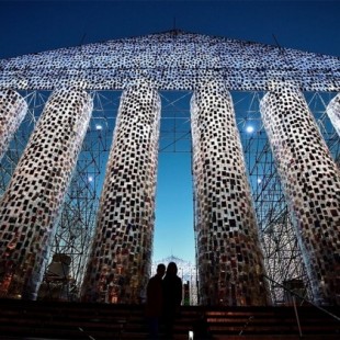Una artista construye con casi 100.000 libros prohibidos una réplica del Partenón de Atenas