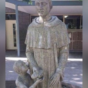 Escuela católica forzada a cubrir estatua de San Martín de Porres dando pan a un niño