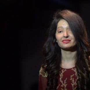 Víctimas de ataques con ácido protagonizan desfile de moda en la India