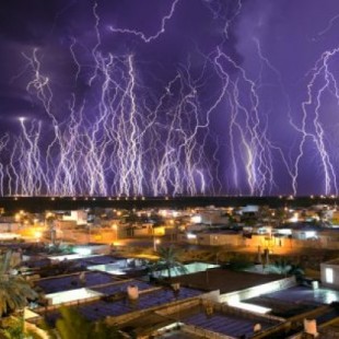 Imagen de una tormenta eléctrica desde Bandar Kangan, Irán