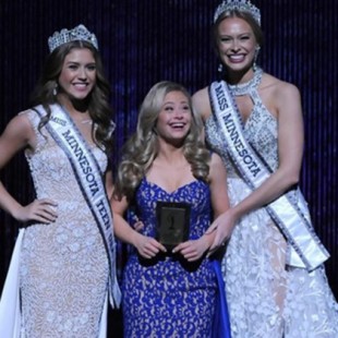 Mikayla Holmgren hace historia como la primera participante con síndrome de Down en Miss America [EN]