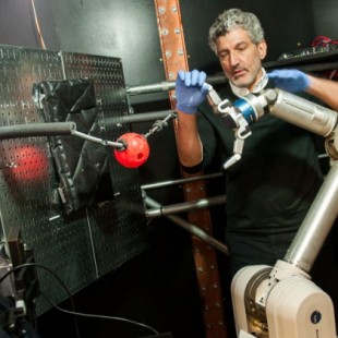 Los amputados pueden aprender a controlar un brazo robótico con sus mentes (ING)