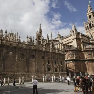 ¿Por qué hay un cocodrilo colgado en el Patio de los Naranjos de la Catedral de Sevilla?