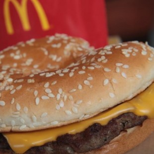 Una redada de inmigración deja sin 800 empleados a un fabricante de panes de hamburguesa de McDonald's