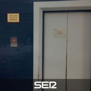 Se descuelga un ascensor del Hospital de Getafe con una celadora y un paciente