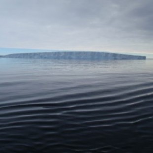 Ruptura inesperada de un iceberg gigante desprendido del mayor glaciar antártico vista por satélite (ING)