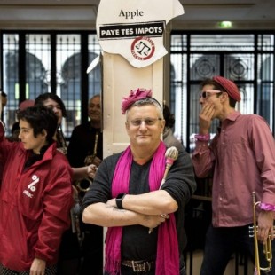 Gritando "paguen sus impuestos", los activistas ocupan las tiendas Apple en toda Francia (ENG)