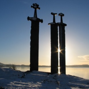 Esculturas de espadas vikingas