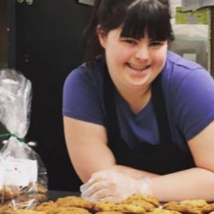 Collette, la joven con síndrome de Down que ha creado un imperio con sus galletas